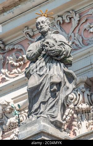 Sculture decorative sulla facciata nella chiesa gesuita di Sant'Ignazio di Loyola a Piazza Carlo a Praga, Repubblica Ceca, estate, dettagli Foto Stock