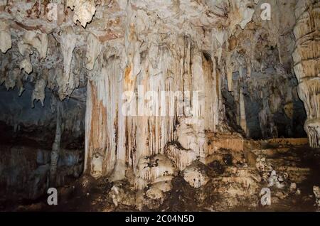 Stalattite e stalagmite nella grotta di Tham Lod Foto Stock