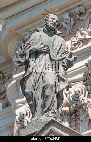 Sculture decorative sulla facciata nella chiesa gesuita di Sant'Ignazio di Loyola a Piazza Carlo a Praga, Repubblica Ceca, estate, dettagli Foto Stock