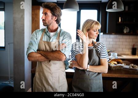 Difficoltà di relazione. Giovane coppia che ha un conflitto e la lotta Foto Stock