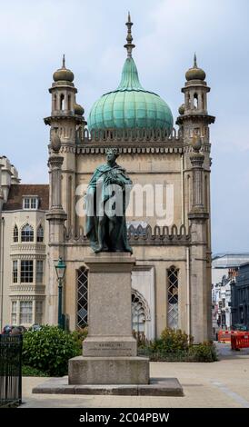 Questa statua di Giorgio IV si trova vicino alla porta Nord del Royal Pavilion ed è stata eretta nel 1828 durante il suo periodo come Principe Reggente (1811-1820) Foto Stock