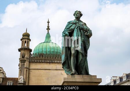 Questa statua di Giorgio IV si trova vicino alla porta Nord del Royal Pavilion ed è stata eretta nel 1828 durante il suo periodo come Principe Reggente (1811-1820) Foto Stock