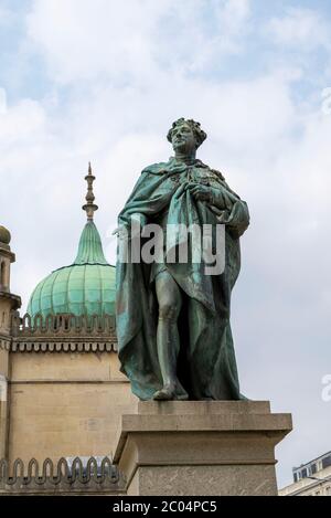 Questa statua di Giorgio IV si trova vicino alla porta Nord del Royal Pavilion ed è stata eretta nel 1828 durante il suo periodo come Principe Reggente (1811-1820) Foto Stock