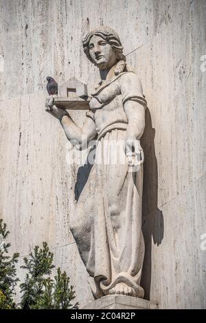 Sculture decorative sulla facciata nella chiesa gesuita di Sant'Ignazio di Loyola a Piazza Carlo a Praga, Repubblica Ceca, estate, dettagli Foto Stock