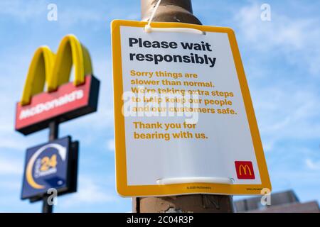 Edimburgo, Scozia, Regno Unito. 11 giugno 2020. Firma fuori dal ristorante drive-thru McDonalds a Edimburgo per avvertire circa i tempi lenti di servizio durante la riapertura dei ristoranti Covid-19 durante il relax di blocco. Iain Masterton/Alamy Live News Foto Stock