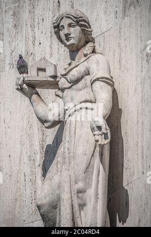 Sculture decorative sulla facciata nella chiesa gesuita di Sant'Ignazio di Loyola a Piazza Carlo a Praga, Repubblica Ceca, estate, dettagli Foto Stock