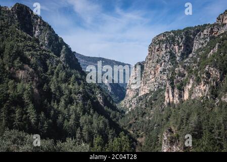 Vista dal sentiero del lago Chouwan nella Riserva della Biosfera di Jabal Moussa sulle pendici del Monte Libano nel distretto di Keserwan del Libano Foto Stock