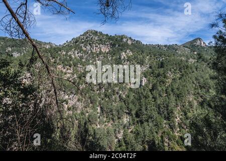 Vista dal sentiero del lago Chouwan nella Riserva della Biosfera di Jabal Moussa sulle pendici del Monte Libano nel distretto di Keserwan del Libano Foto Stock