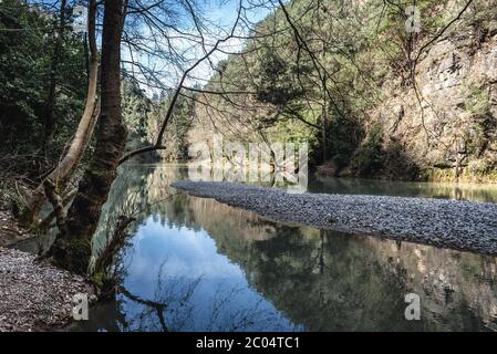 Riva del lago Chouwan sul fiume Abraham nella Riserva della Biosfera di Jabal Moussa sulle pendici del Monte Libano nella zona di Keserwan, Libano Foto Stock