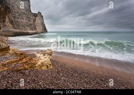 tempesta malinconica sulla costa rocciosa Foto Stock