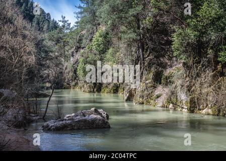 Riva del lago Chouwan sul fiume Abraham nella Riserva della Biosfera di Jabal Moussa sulle pendici del Monte Libano nella zona di Keserwan, Libano Foto Stock