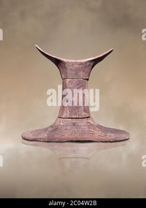 Antico poggiatesta egiziano per dormire, tipo 1 . Museo Egizio, Torino. Antichi poggiatesta egizi furono usati per sollevare la testa che dormiva. Foto Stock