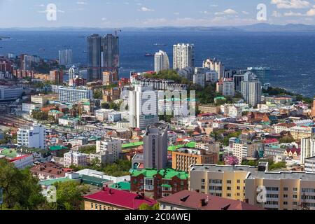 Vladivostok, Russia - Settembre,18,2019: Una vista della parte centrale di Vladivostok dal punto più alto del centro della città è la collina Nest dell'Aquila Foto Stock