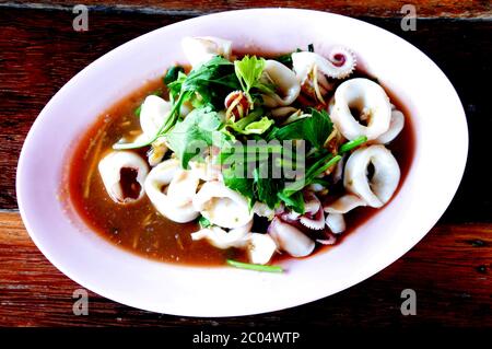 Anelli di calamari stufati in salsa Foto Stock