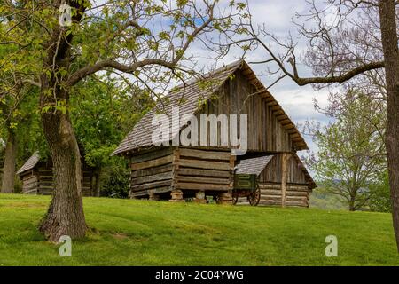 Harrogate, Tennessee, USA - 28 aprile 2020: Repliche per vecchie strutture di log sul Lincoln Memorial University Campus. Foto Stock