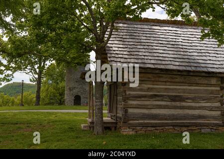 Harrogate, Tennessee, USA - 28 aprile 2020: Repliche per vecchie strutture di log sul Lincoln Memorial University Campus. Foto Stock