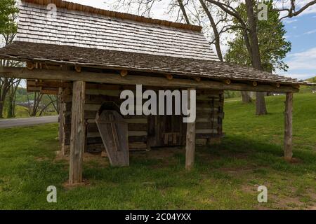 Harrogate, Tennessee, USA - 28 aprile 2020: Repliche per vecchie strutture di log sul Lincoln Memorial University Campus. Foto Stock