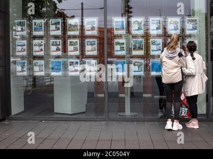 I tedeschi che si sono succeduto alla loro vita quotidiana dopo le restrizioni di blocco del coronavirus sono rilassati a Braunschweig, Germania centro-settentrionale Foto Stock