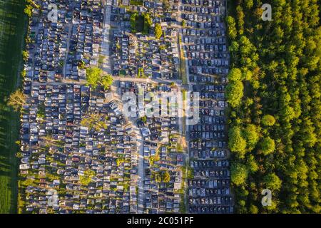 Vista ad angolo del cimitero nel villaggio di Rogow nella contea di Brzeziny, Lodzkie Voivodato nella Polonia centrale Foto Stock