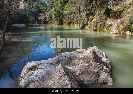 Riva del lago Chouwan sul fiume Abraham nella Riserva della Biosfera di Jabal Moussa sulle pendici del Monte Libano nella zona di Keserwan, Libano Foto Stock