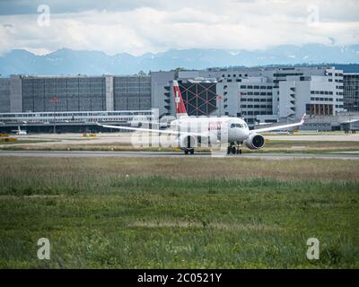 C-Series A220 decollo all'aeroporto di Zürich Foto Stock