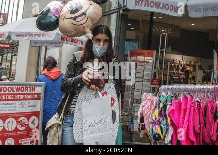 I tedeschi che si sono succeduto alla loro vita quotidiana dopo le restrizioni di blocco del coronavirus sono rilassati a Braunschweig, Germania centro-settentrionale Foto Stock