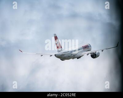 C-Series A220 decollo all'aeroporto di Zürich Foto Stock