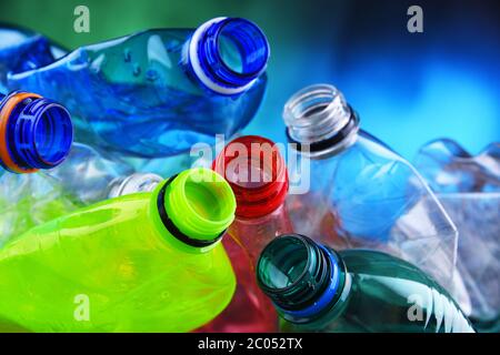 Bottiglie di bevande gassate vuote. Rifiuti di plastica Foto Stock