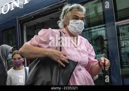 I tedeschi che si sono succeduto alla loro vita quotidiana dopo le restrizioni di blocco del coronavirus sono rilassati a Braunschweig, Germania centro-settentrionale Foto Stock