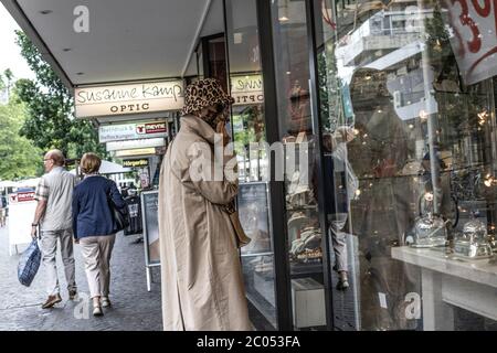 I tedeschi che si sono succeduto alla loro vita quotidiana dopo le restrizioni di blocco del coronavirus sono rilassati a Braunschweig, Germania centro-settentrionale Foto Stock