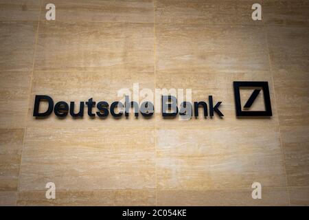 LONDRA - GIUGNO 2020: Deutsche Bank nella città di Londra, un grande fornitore di servizi finanziari globali tedeschi Foto Stock