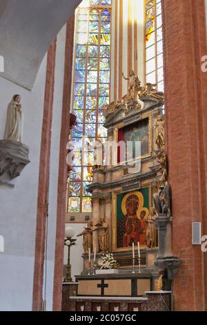 Interno della Chiesa di Santa Elisabetta, Breslavia Foto Stock