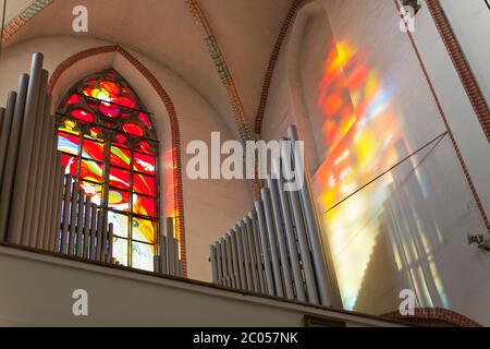 Pipe d'organo e riflesso della moderna vetrata, Chiesa di Corpus Christi, Breslavia Foto Stock