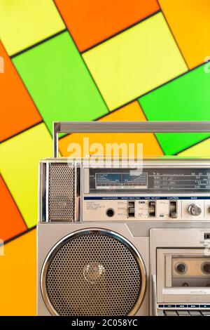 Radio-cassetta Silver 80s su sfondo colorato. Riproduci il concetto musicale. Foto Stock