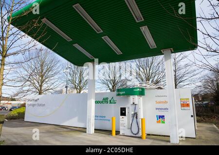 Stazione di rifornimento di idrogeno (marchio SmartFuel) presso un supermercato Sainsburys ad Hendon, Londra, Regno Unito. Le auto e gli altri veicoli possono riempire con gas fornito da Air Products (117) Foto Stock