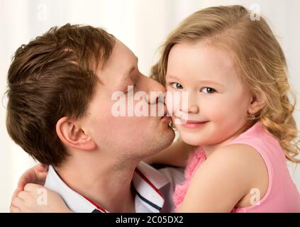 Daddy baciando bella figlia piccola Foto Stock