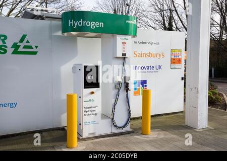Stazione di rifornimento di idrogeno (marchio SmartFuel) presso un supermercato Sainsburys ad Hendon, Londra, Regno Unito. Le auto e gli altri veicoli possono riempire con gas fornito da Air Products (117) Foto Stock