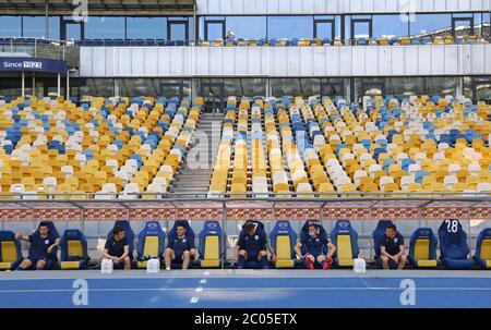 KIEV, UCRAINA - 6 GIUGNO 2020: I giocatori di Desna Chernihiv si siedono su una panchina con una distanza di quarantena di Сovid-19 durante la partita della Premier League Ucraina contro Shakhtar allo stadio NSC Olympiyskyi di Kiev Foto Stock