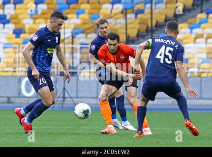 KIEV, UCRAINA - 6 GIUGNO 2020: Taras Stepanenko di Shakhtar Donetsk (C) combatte per una palla con i giocatori di Desna Chernihiv durante la loro partita della Premier League Ucraina allo stadio NSC Olympiyskyi di Kiev Foto Stock