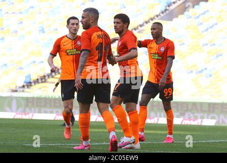 KIEV, UCRAINA - 6 GIUGNO 2020: I giocatori di Shakhtar Donetsk festeggiano dopo aver segnato un gol durante la partita della Premier League Ucraina contro Desna Chernihiv allo stadio NSC Olympiyskyi di Kiev. Shakhtar ha vinto 3-2 Foto Stock