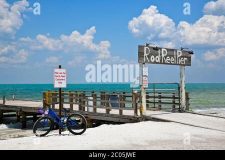 Isola di Anna Maria, FL / USA - 15 maggio 2019: Molo e ristorante per la pesca di Rod e Reel sull'isola di Anna Maria, Florida Foto Stock