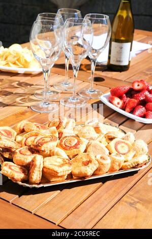 Servire la cena tabella wit vino pizza e fragola Foto Stock