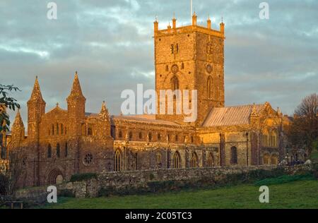 Cattedrale di St David a St Davids, Pembrokeshire, nell'angolo sud-ovest del Galles. La fotografia è stata scattata un pomeriggio a novembre come il sole brillava Foto Stock