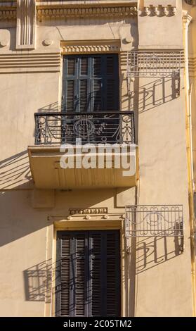 Balconi in ferro battuto, dettaglio di edificio in Talaat Harb Square, il centro del Cairo, Egitto Foto Stock