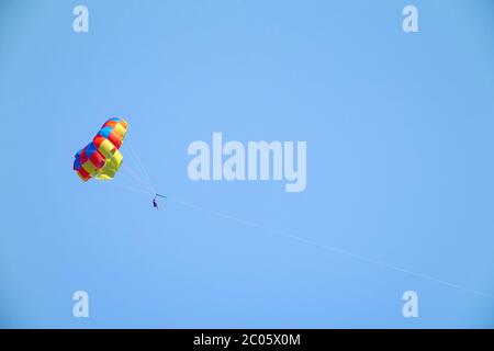 Parasailing al largo della costa di Creta Foto Stock