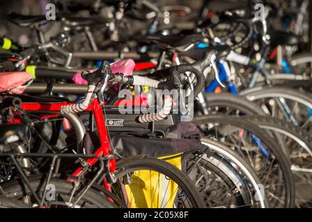 Parcheggio per biciclette presso la stazione ferroviaria di Bristol Temple Meads a Bristol, Regno Unito. Foto Stock