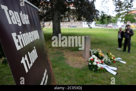 11 giugno 2020, Sassonia-Anhalt, Dessau-Roßlau: Un segno con l'iscrizione 'giorno della memoria' è posto su una pietra commemorativa nel parco della città di Dessau. Commemora Alberto Adriano, il mozambicano di 39 anni è stato picchiato dai neo-nazisti nel 11.06.2000, morì tre giorni dopo per le sue ferite. Con una commemorazione silenziosa è stato ricordato. Foto: Sebastian Willnow/dpa-Zentralbild/dpa Foto Stock