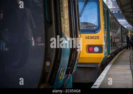 Trasporto per il treno Galles classe 143 in attesa alla stazione ferroviaria di Swansea, Galles, Regno Unito. Foto Stock