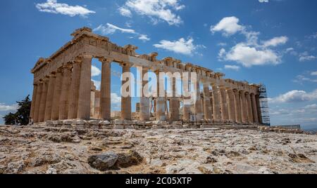 L'Acropoli di Atene, il punto di riferimento più importante della Grecia. Tempio Partenone facciata vista laterale, antiche rovine del tempio, cielo blu sfondo in primavera sole giorno. Foto Stock