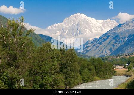 Fiume Dora Baltea e Monte Bianco, vista sul massiccio del Monte Bianco, Valle d'Aosta, Italia Foto Stock